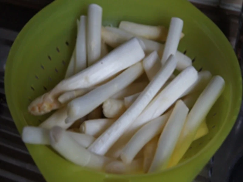 Bruchspargel mit Sauce Hollandaise legere und Räucherlachs - Rezept - Bild Nr. 4