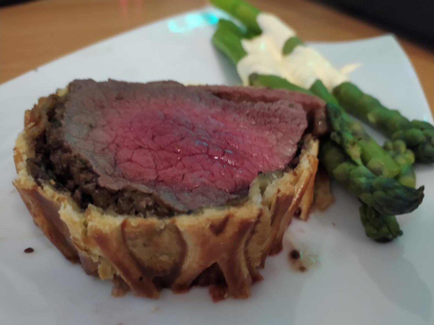 Filet Wellington mit grünem Spargel und Sauce Hollandaise - Rezept ...