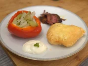 Kevert saláta mit Ciganypecsenye und Mini-Lángos - Rezept - Bild Nr. 13919