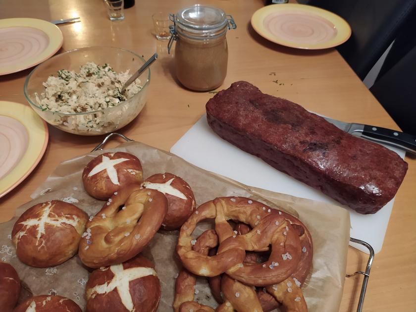 Leberkäse im Laugenbrötchen mit süßem Senf - von Sikei