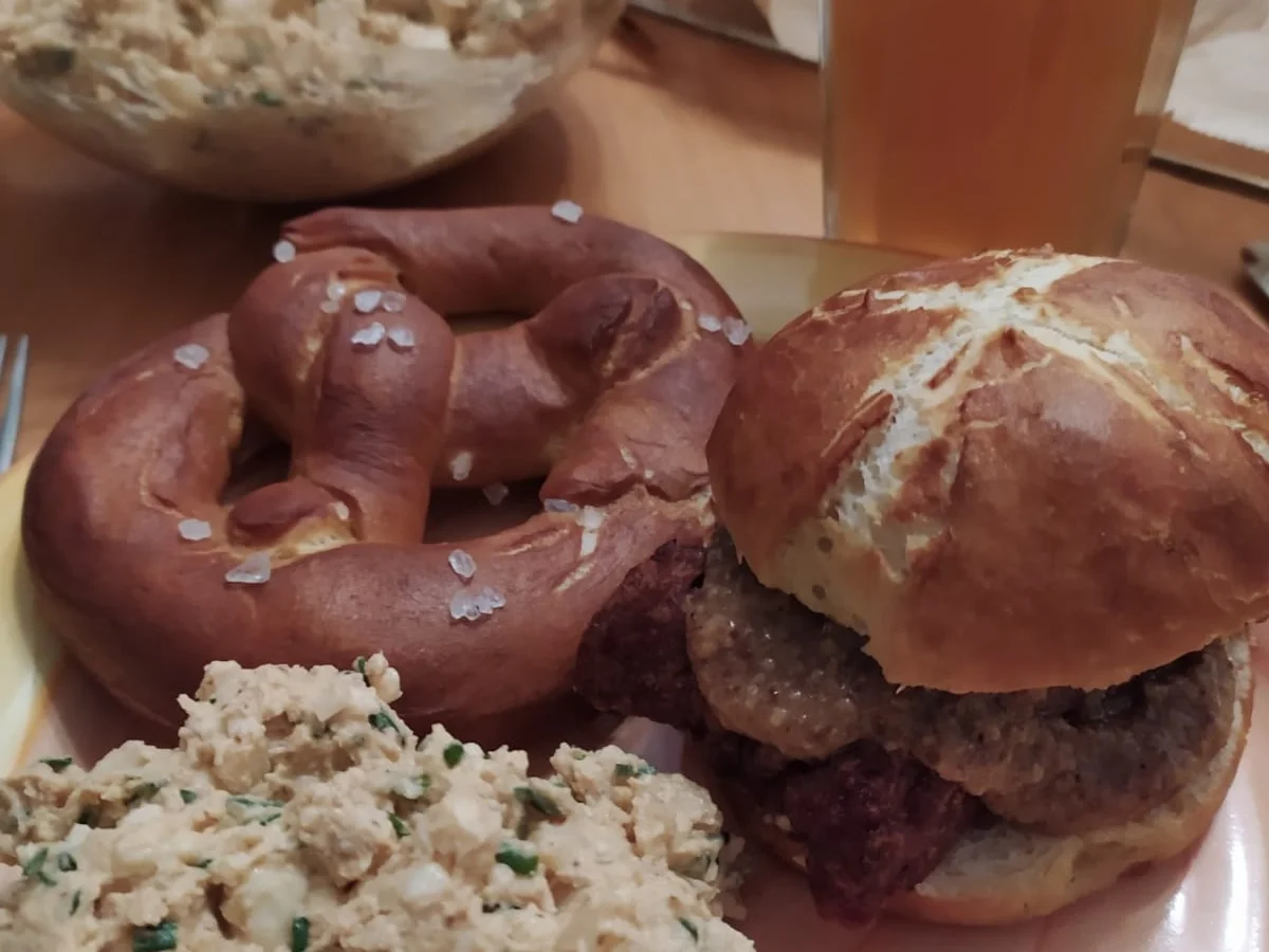 Rezept: Leberkäse im Laugenbrötchen mit süßem Senf Bild Nr. 3 Leberkäse im Laugenbrötchen mit süßem Senf - Rezept - Bild Nr. 3