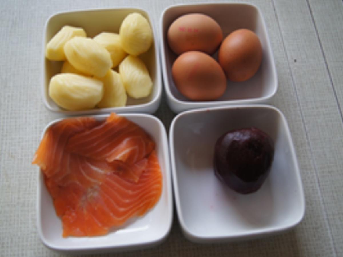 Gekochte Eier auf Lachs-Senf-Sauce, mit Rote Bete Salat und Drillingen - Rezept - Bild Nr. 3