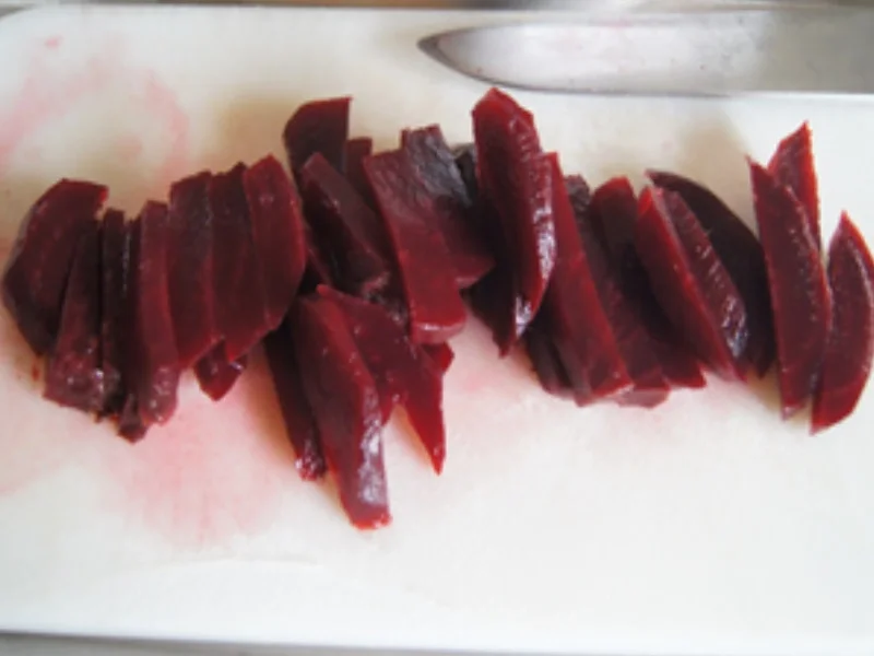 Gekochte Eier auf Lachs-Senf-Sauce, mit Rote Bete Salat und Drillingen - Rezept - Bild Nr. 6