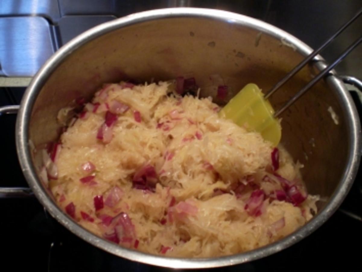 Sauerkrauttopf mit Sauerkraut abgetropft frisch und Zwiebeln - Rezept ...