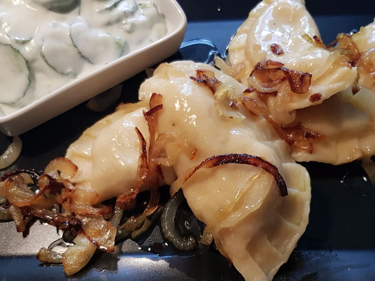 Piroggen mit zweierlei Füllung und geschmelzten Zwiebeln - Rezept - Bild Nr. 13941