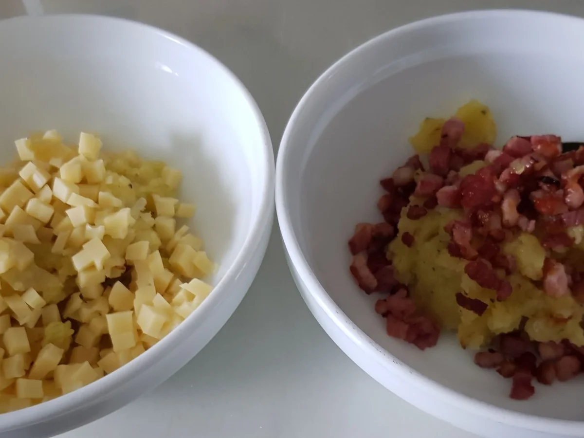 Piroggen mit zweierlei Füllung und geschmelzten Zwiebeln - Rezept - Bild Nr. 13945