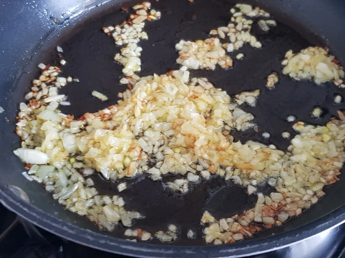 Piroggen mit zweierlei Füllung und geschmelzten Zwiebeln - Rezept - Bild Nr. 13946