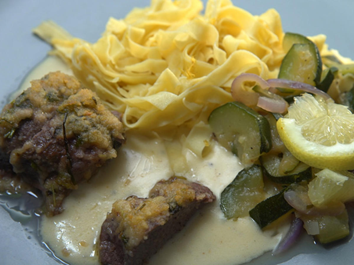 Lammrücken mit Kräuterkruste an Tagliatelle mit Zucchini-Zitronen ...