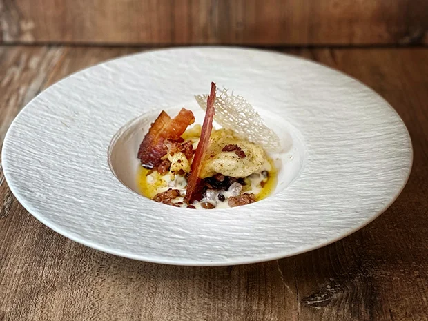 Eifeler Mehlklöße à la Creme mit Apfel-Rosinen-Chutney und Speckchip (Pascal Rodermund) - Rezept - Bild Nr. 2