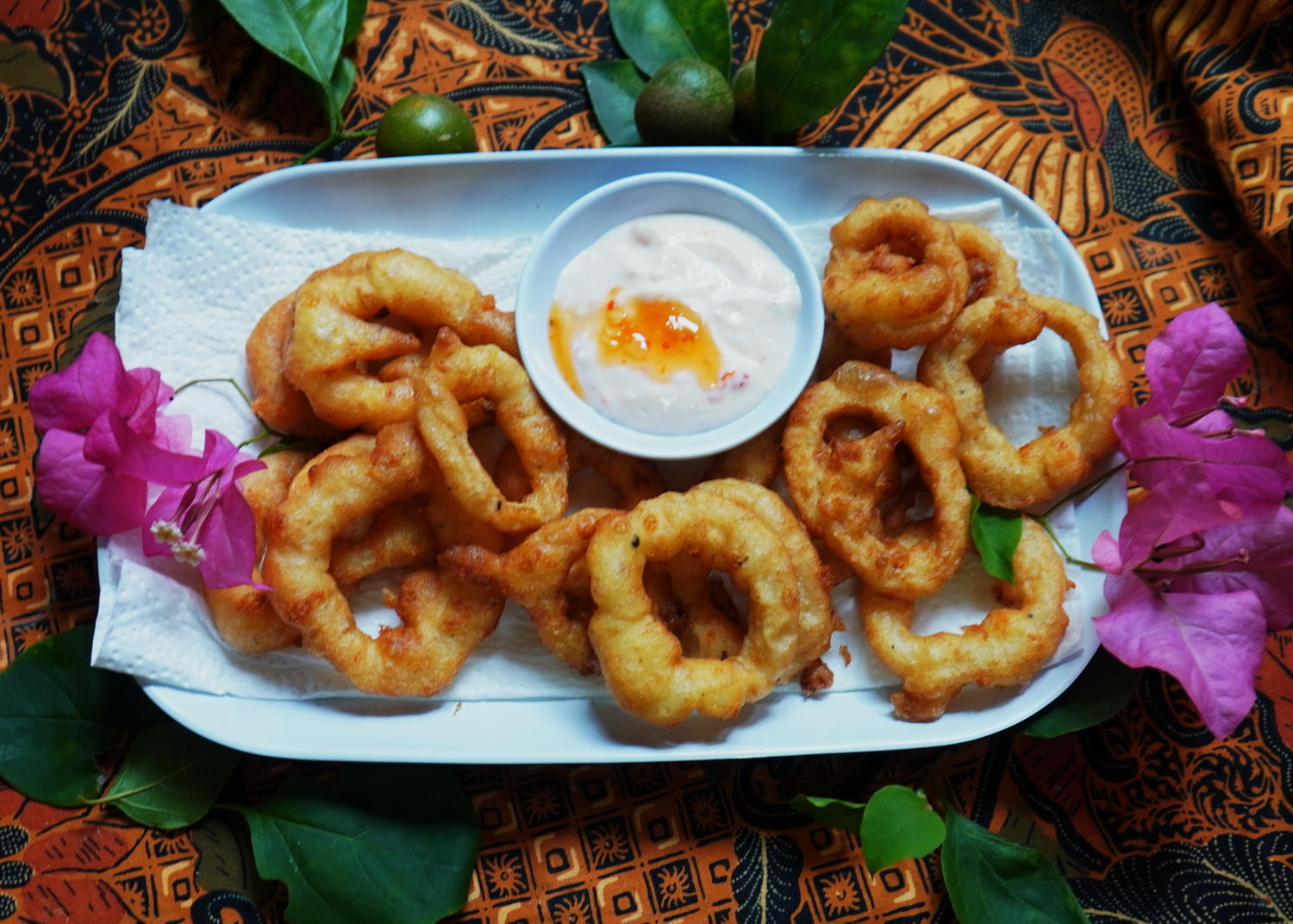 Frittierte Tintenfischringe im Kokosteigmantel mit pikantem Dipp ...