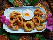 Frittierte Tintenfischringe im Kokosteigmantel mit pikantem Dipp - Rezept - Bild Nr. 13941