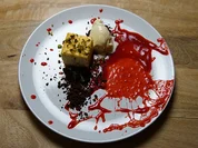 Käsekuchen mit Eis, Schokolade und Himbeersoße - Rezept - Bild Nr. 13941