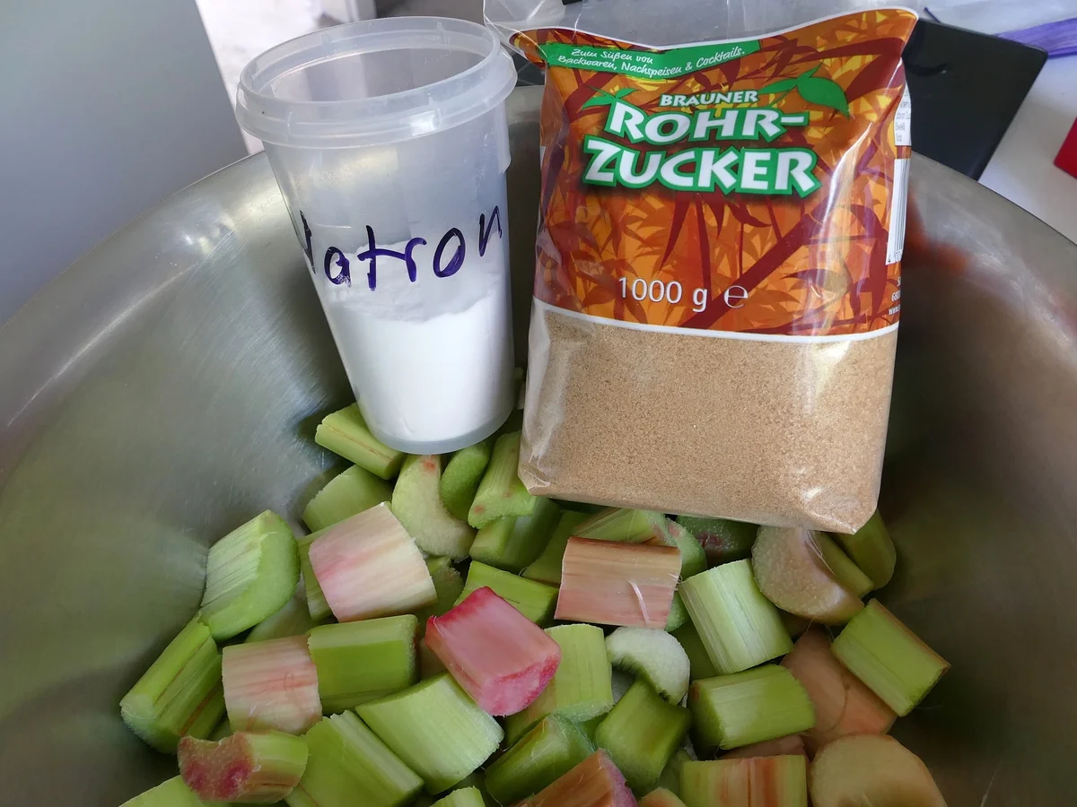 Rezept: Rhabarberkuchen _ Rahmguss _ Baiserdecke Bild Nr. 13963 Rhabarberkuchen _ Rahmguss _ Baiserdecke - Rezept - Bild Nr. 13963