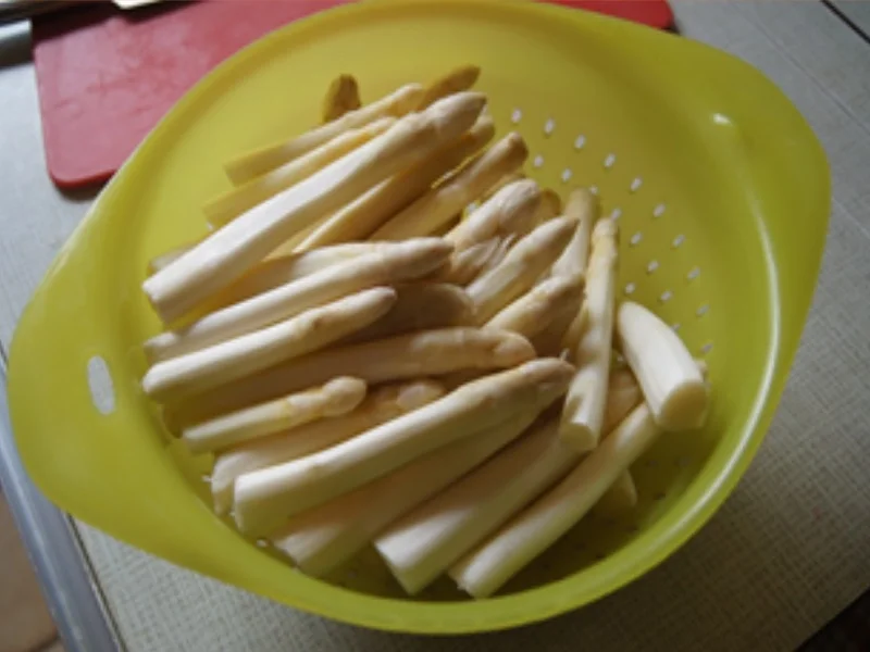 Spargelspitzen mit Sauce Hollandaise legere, Knusper-Kalbsschnitzel und Baby-Kartoffeln - Rezept - Bild Nr. 13964