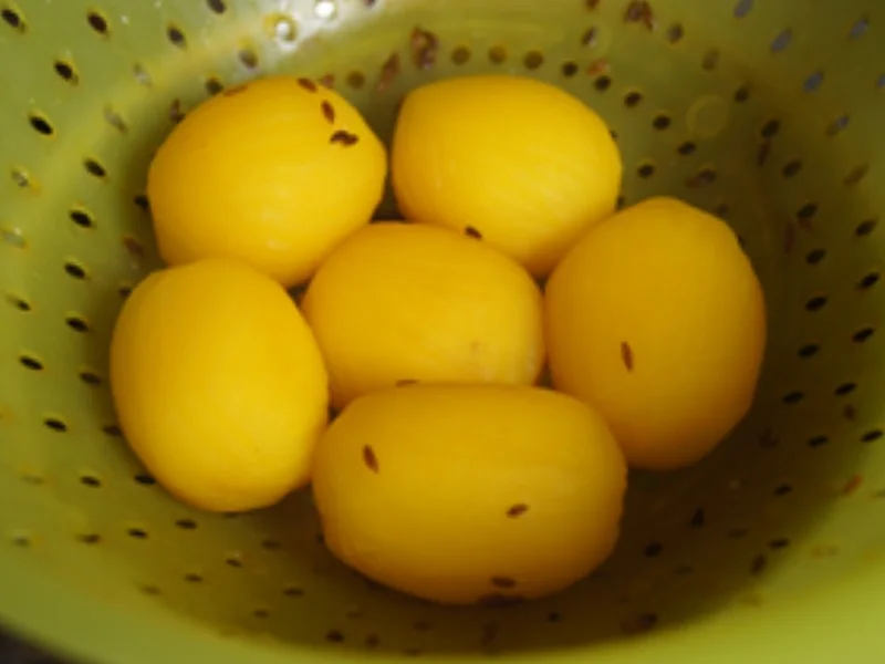 Spargelspitzen mit Sauce Hollandaise legere, Knusper-Kalbsschnitzel und Baby-Kartoffeln - Rezept - Bild Nr. 13981