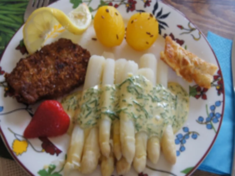 Spargelspitzen mit Sauce Hollandaise legere, Knusper-Kalbsschnitzel und Baby-Kartoffeln - Rezept - Bild Nr. 13982