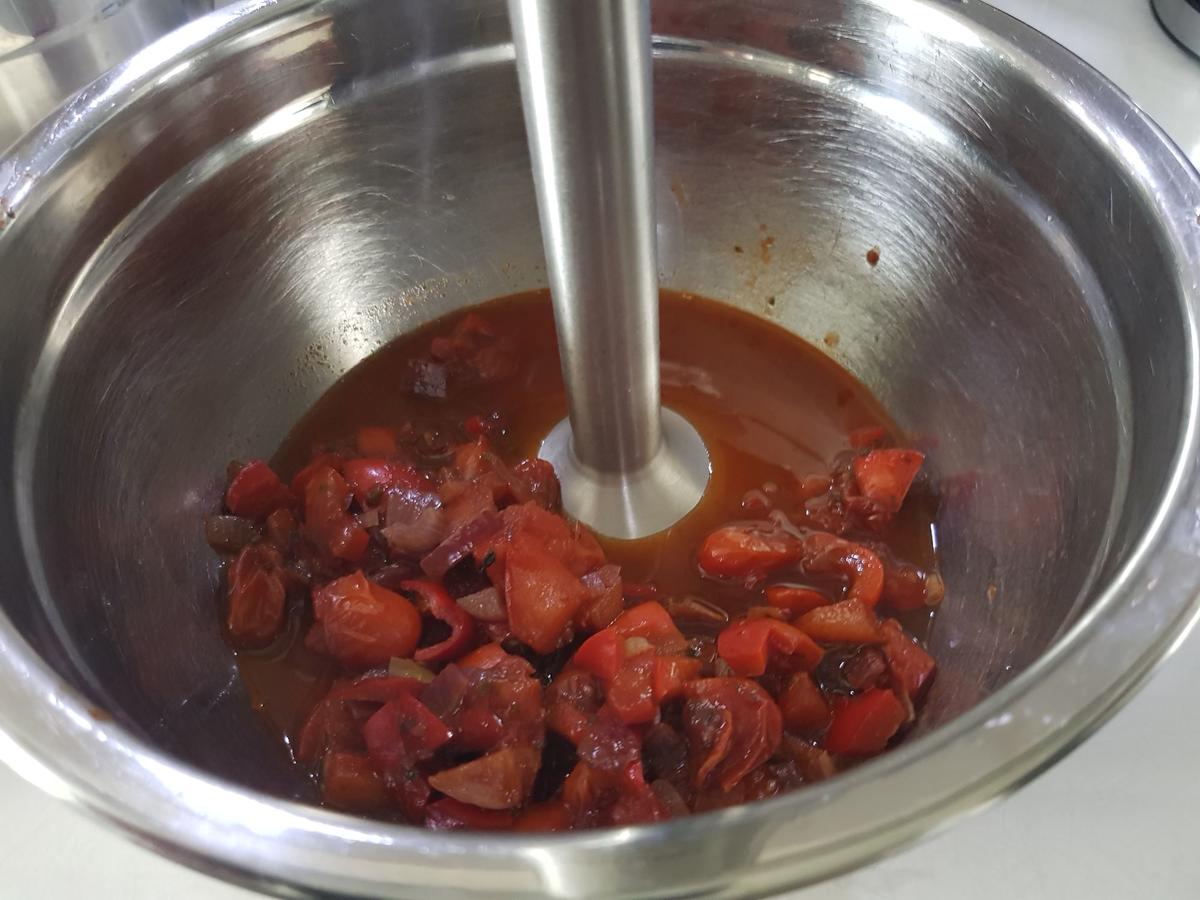Hackbällchen gefüllt, mit Tomaten-Paprika-Soße und Malfatti - Rezept - Bild Nr. 13964