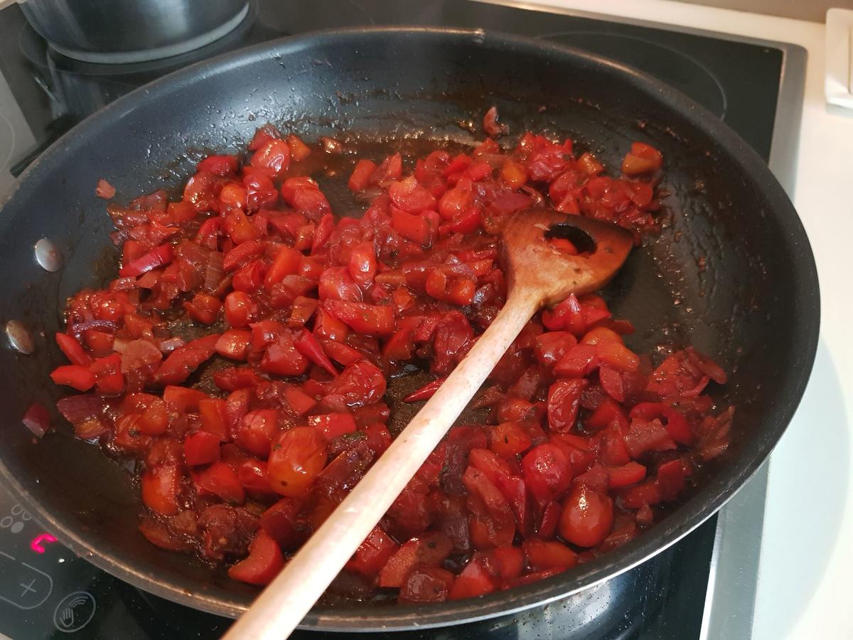 Hackbällchen gefüllt, mit Tomaten-Paprika-Soße und Malfatti - Rezept - Bild Nr. 13965