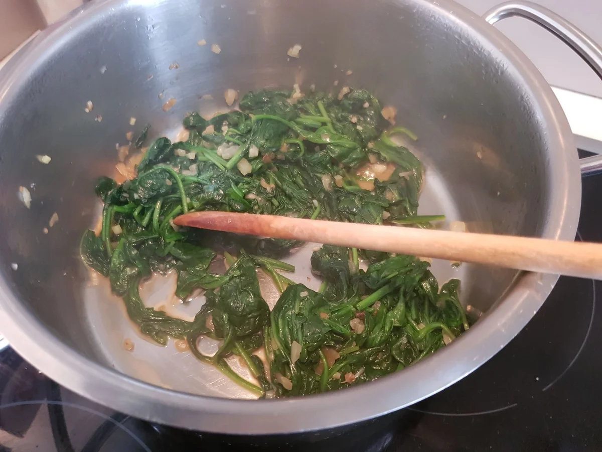 Hackbällchen gefüllt, mit Tomaten-Paprika-Soße und Malfatti - Rezept - Bild Nr. 13966