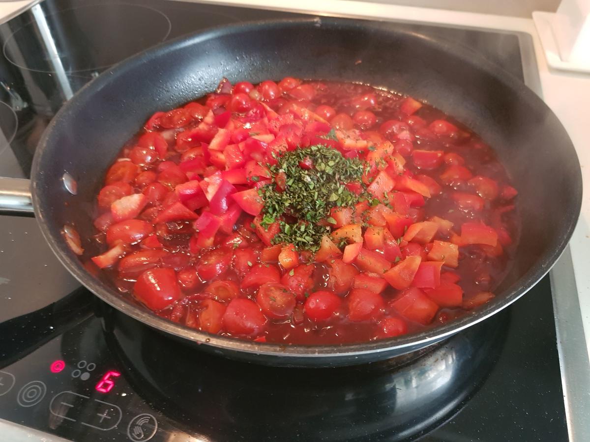 Hackbällchen gefüllt, mit Tomaten-Paprika-Soße und Malfatti - Rezept - Bild Nr. 13967