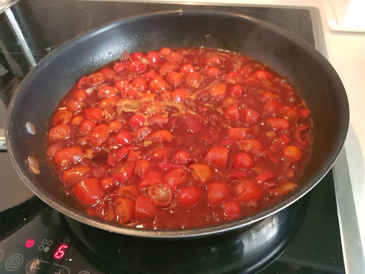 Hackbällchen gefüllt, mit Tomaten-Paprika-Soße und Malfatti - Rezept - Bild Nr. 13968