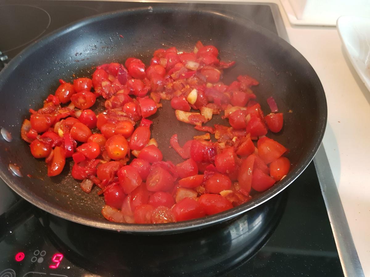 Hackbällchen gefüllt, mit Tomaten-Paprika-Soße und Malfatti - Rezept - Bild Nr. 13969