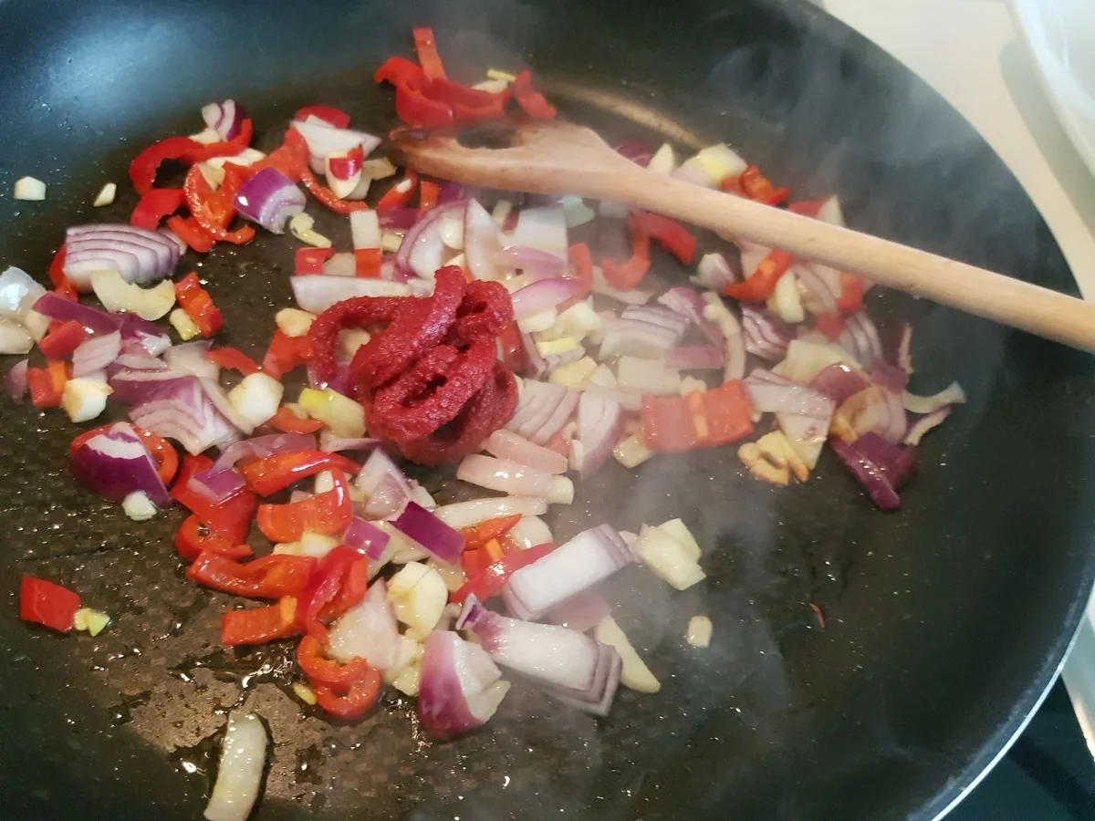 Hackbällchen gefüllt, mit Tomaten-Paprika-Soße und Malfatti - Rezept - Bild Nr. 13970