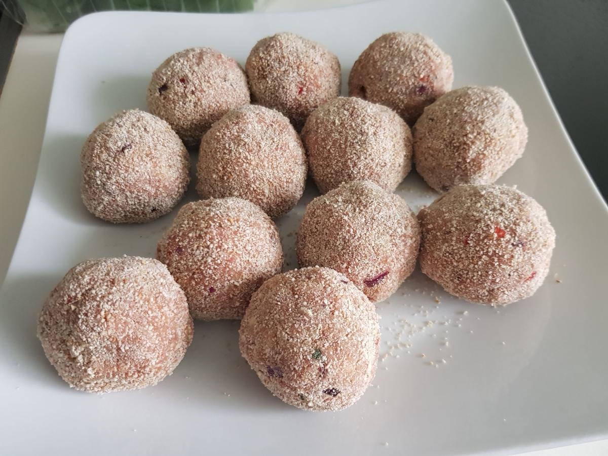 Hackbällchen gefüllt, mit Tomaten Paprika Soße und Malfatti - von barbara62