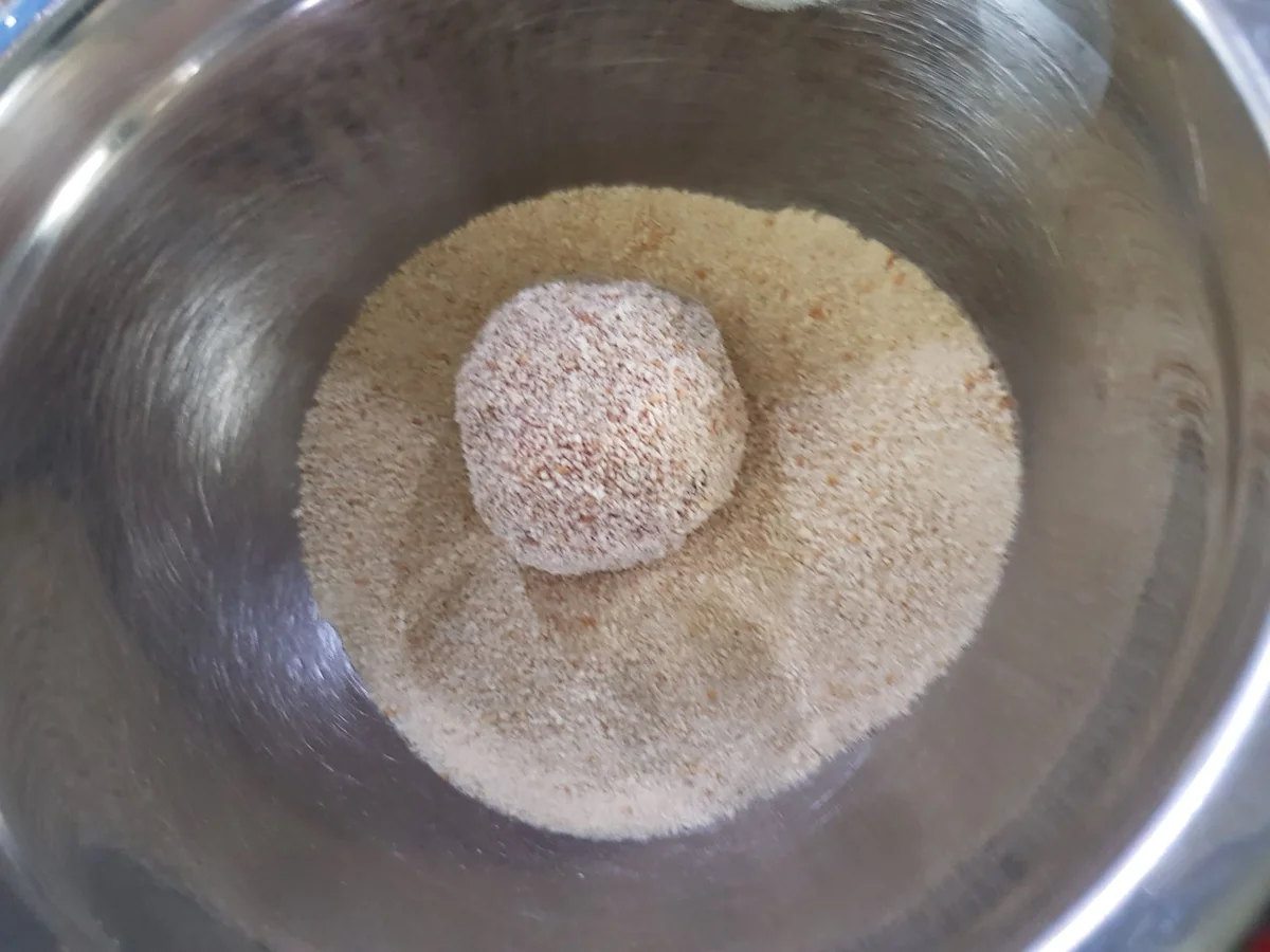 Hackbällchen gefüllt, mit Tomaten-Paprika-Soße und Malfatti - Rezept - Bild Nr. 13972