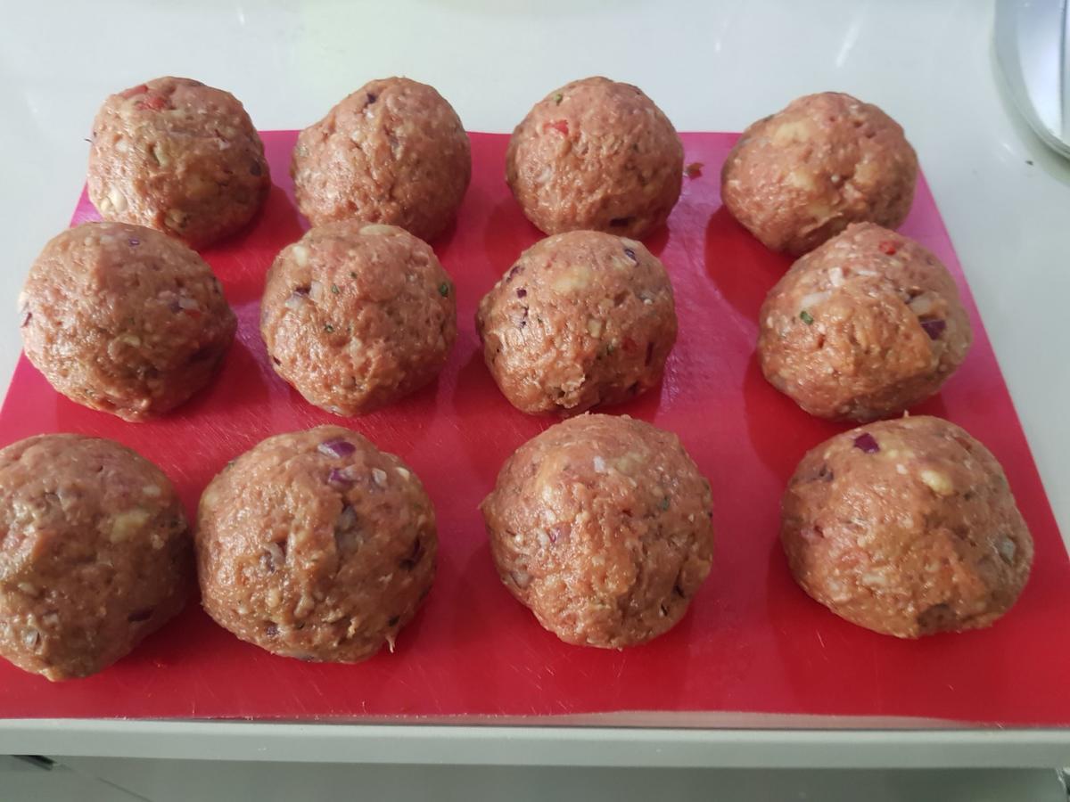 Hackbällchen gefüllt, mit Tomaten Paprika Soße und Malfatti - von barbara62