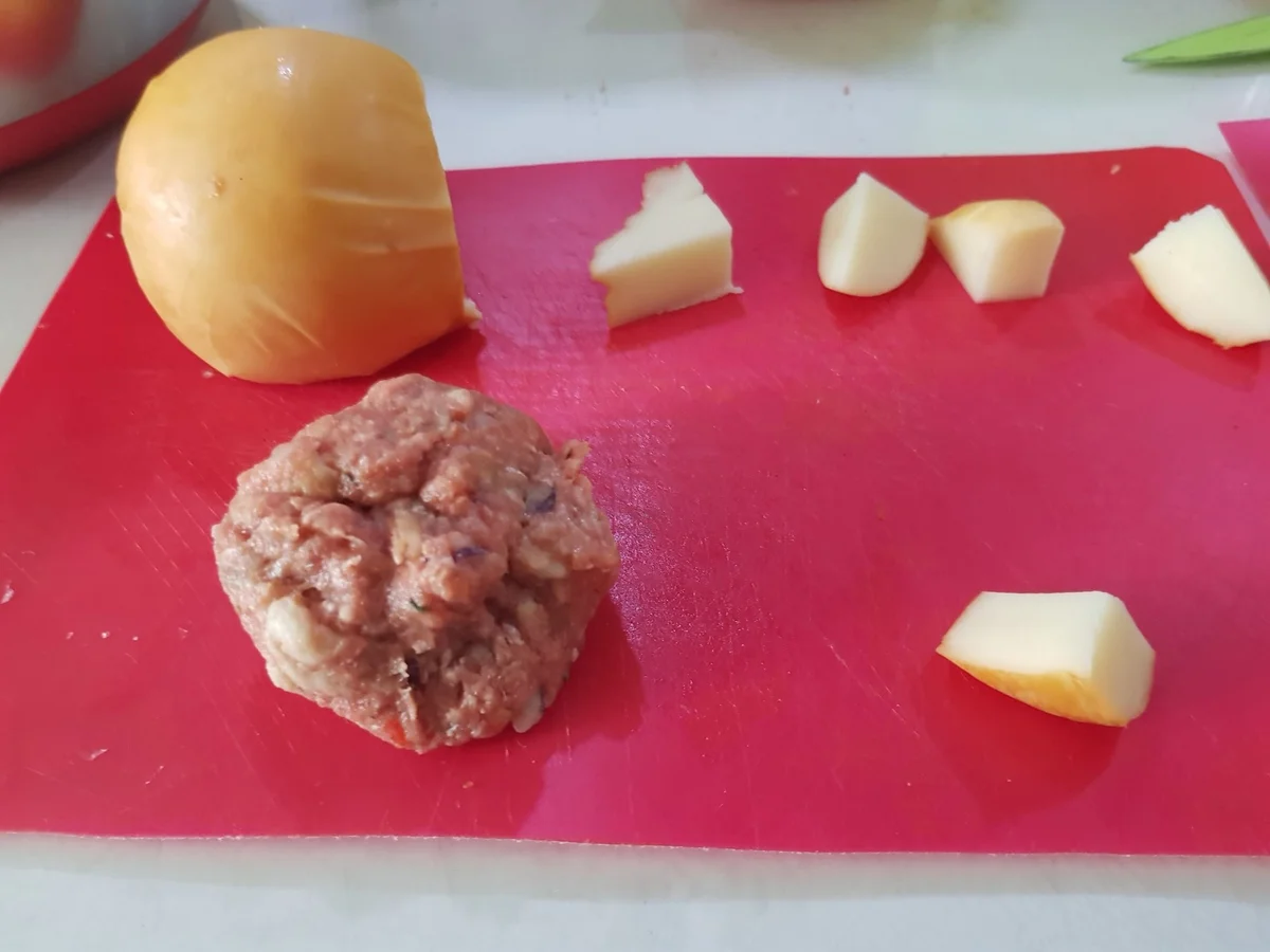 Hackbällchen gefüllt, mit Tomaten-Paprika-Soße und Malfatti - Rezept - Bild Nr. 13974