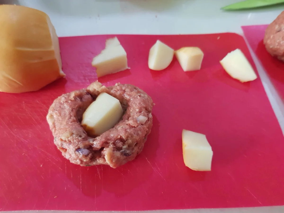 Hackbällchen gefüllt, mit Tomaten-Paprika-Soße und Malfatti - Rezept - Bild Nr. 13975