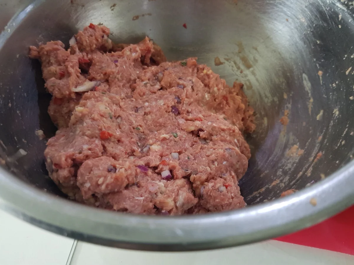 Hackbällchen gefüllt, mit Tomaten-Paprika-Soße und Malfatti - Rezept - Bild Nr. 13976