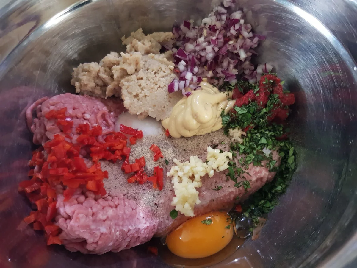 Hackbällchen gefüllt, mit Tomaten-Paprika-Soße und Malfatti - Rezept - Bild Nr. 13977