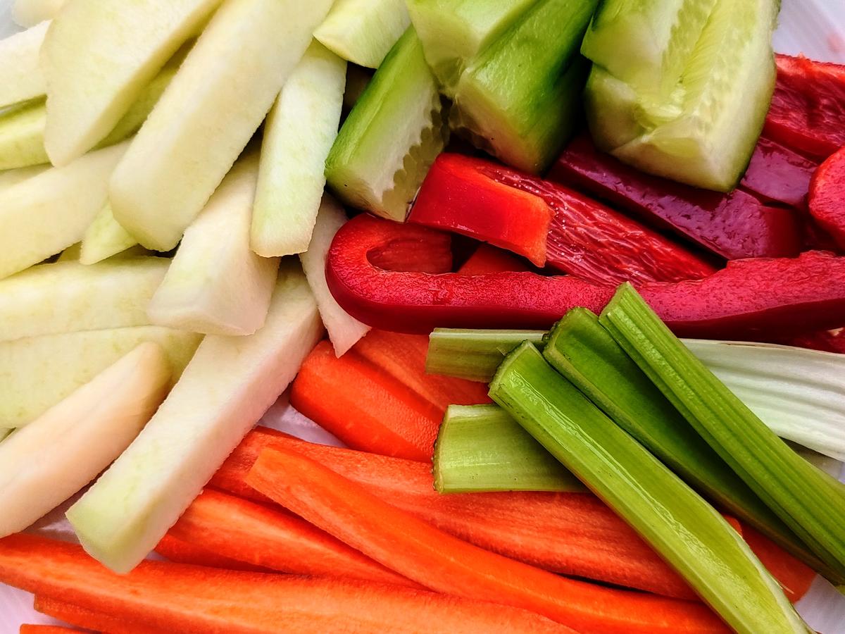 Hummus mit Fladenbrot und Gemüsesticks - Rezept - kochbar.de