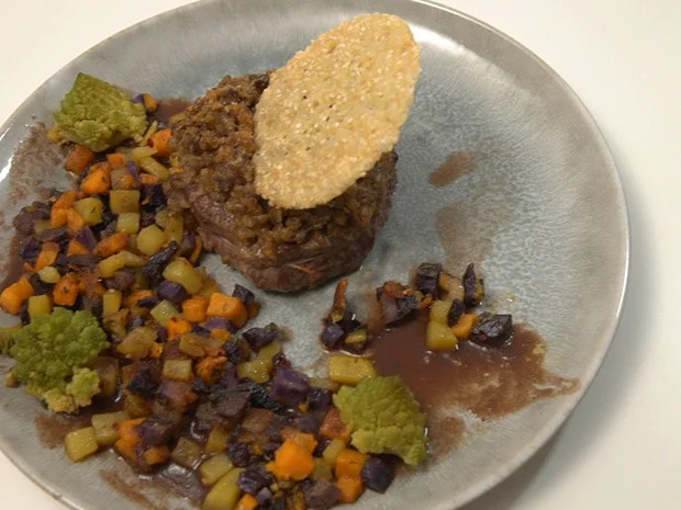 Die Hochzeit – Rinderfilet mit Maronenkruste, bunten Kartoffeln, Romanesco und Rotwein Jus - Rezept - Bild Nr. 2