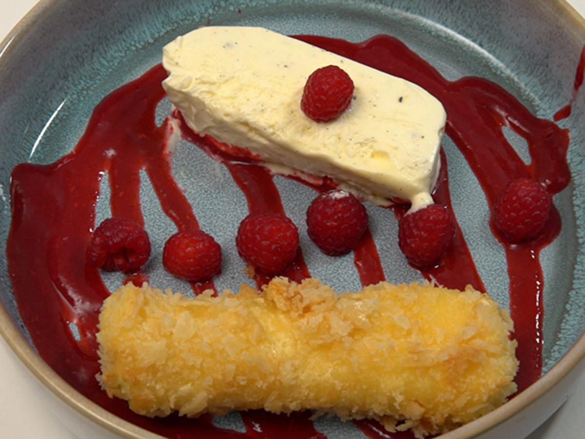 Die Flitterwochen – Frittierte Cheesecake Cannelloni mit Vanilleparfait auf Himbeerspiegel - Rezept - Bild Nr. 2