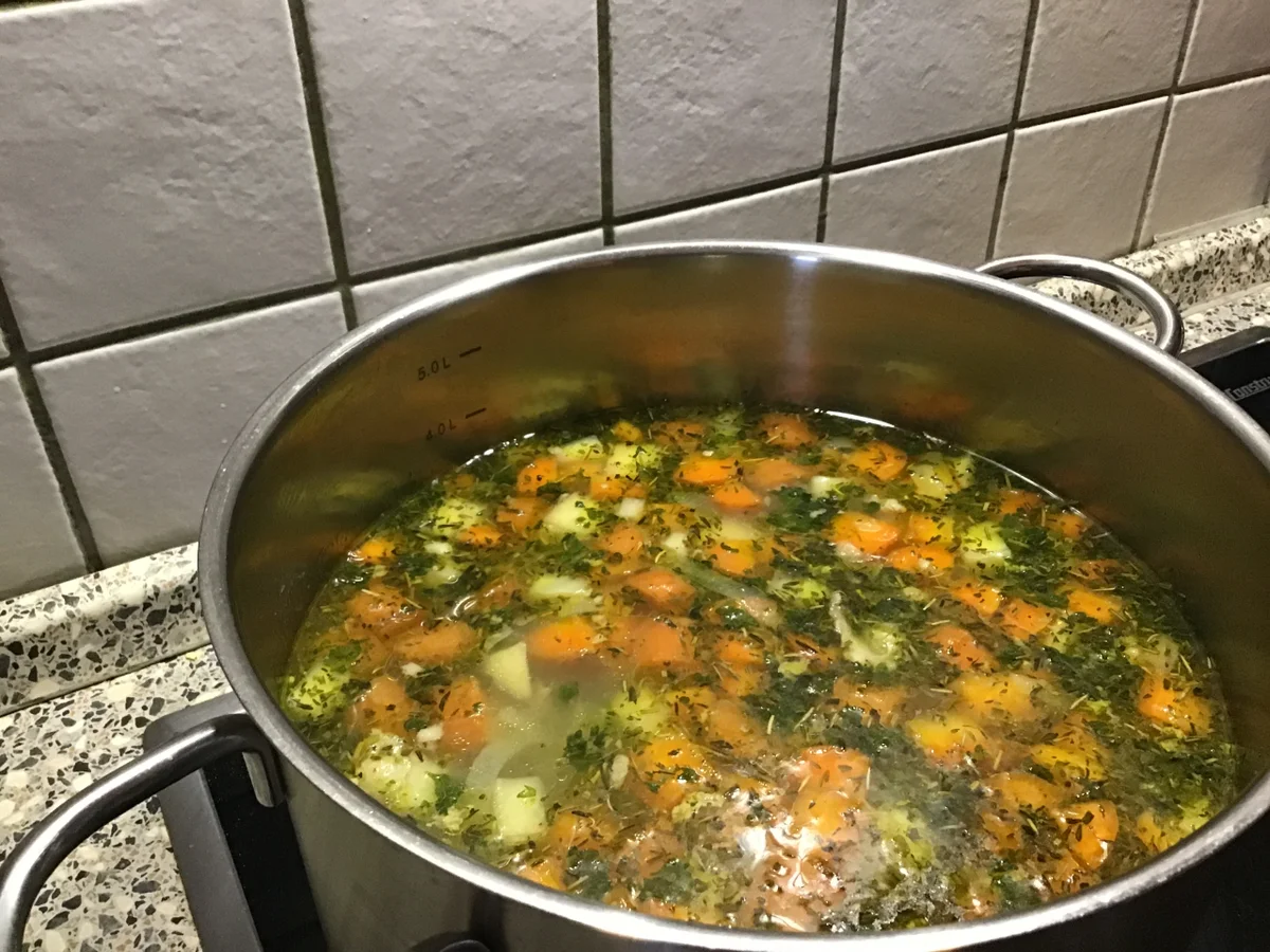 Hühnersuppe mit Muschelnudeln - Rezept - Bild Nr. 2