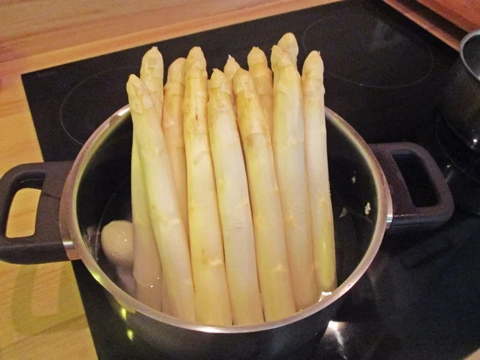 Rezept: Curry-Hühnchenkeulen mit Spargel Bild Nr. 13975 Curry-Hühnchenkeulen mit Spargel - Rezept - Bild Nr. 13975