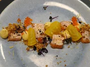 Geflämmter Lachs mit Gelber-Bete-Creme und Parmesan-Crunch - Rezept - Bild Nr. 2