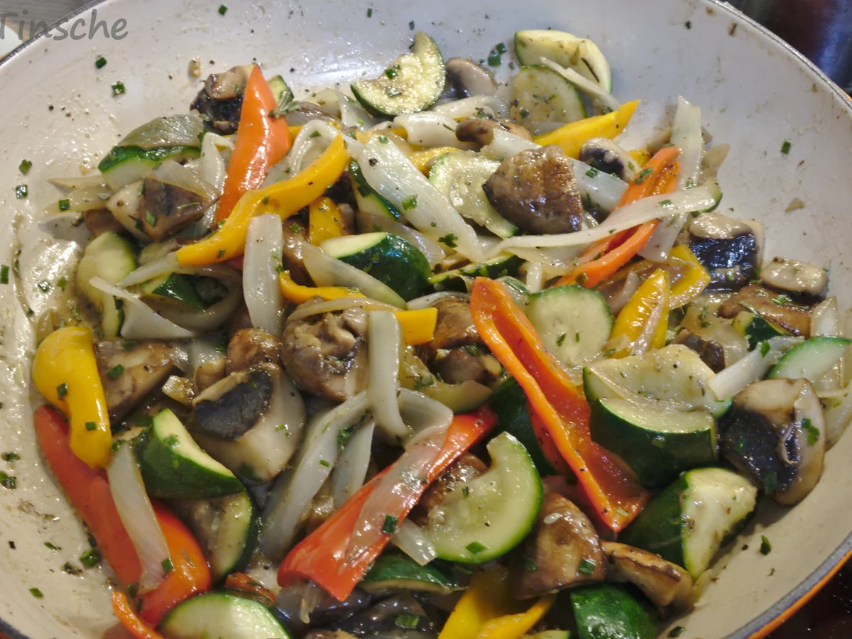 Gefülltes Hähnchenbrust mit Schmelzkäse & Gemüsepfanne - Rezept - Bild Nr. 13974