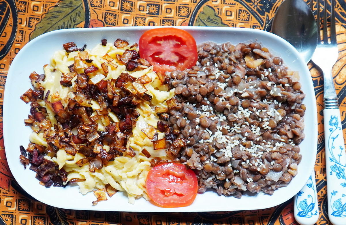 Süß-saure Belugalinsen mit Dinkel-Grünkernspätzle