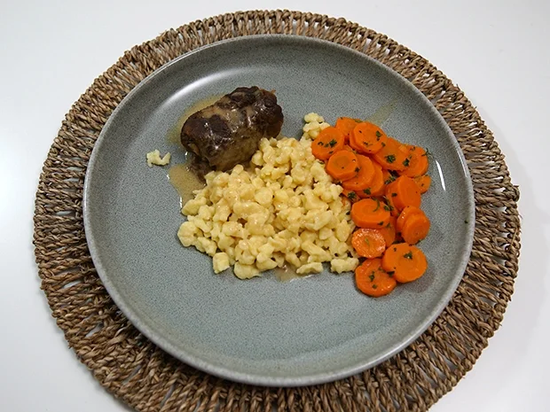 Rinderrouladen schlesischer Art mit selbstgerechten Spätzle und Karottengemüse - Rezept - Bild Nr. 2