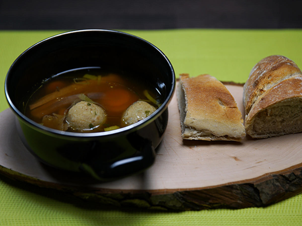 Rinderkraftbrühe mit Markklößchen und gezogenem Rind - Rezept - kochbar.de