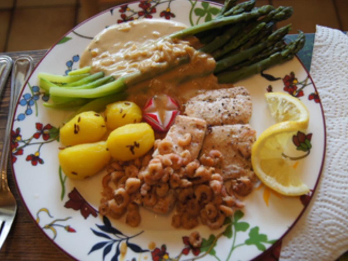 Grüner Spargel mit Zitronensauce, Lachsfilet mit Krabben und Drillingen ...