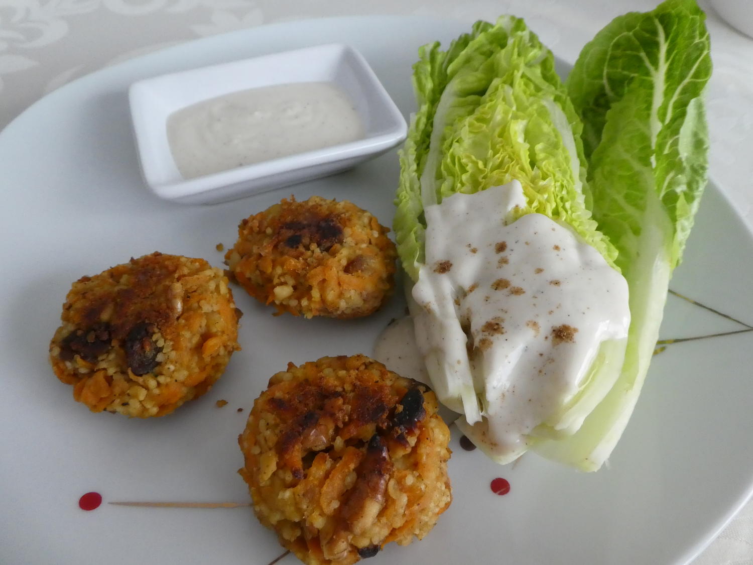 Orientalischer Gemüsebratling mit Römersalatherzen und Tahini-Dressing ...