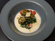 Rezept: Spinatknödel mit Bergkäseschaum und Tomaten-Spinat Gemüse Bild Nr. 2 Spinatknödel mit Bergkäseschaum und Tomaten-Spinat Gemüse - Rezept - Bild Nr. 2