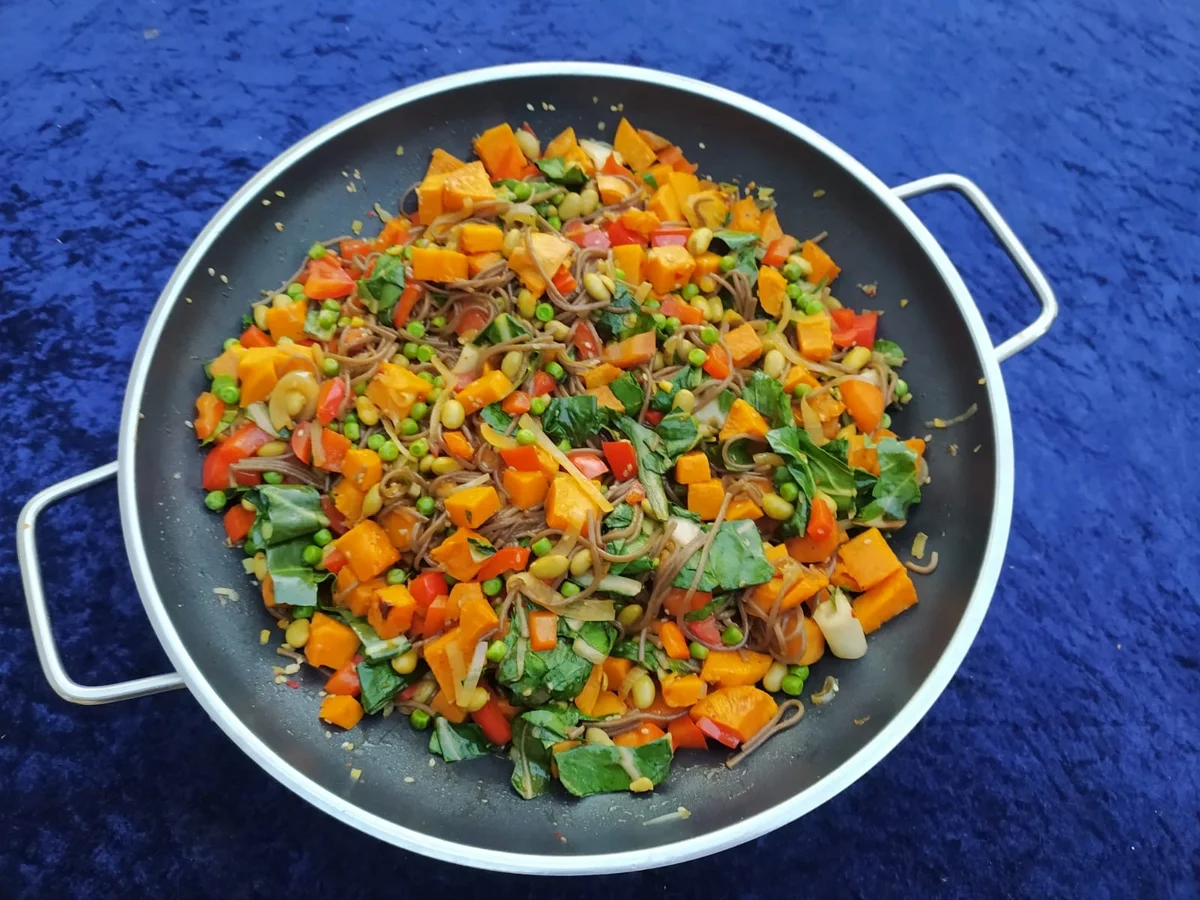 Asiatische Nudelpfanne mit bunten Gemüse und Kürbis - Rezept - Bild Nr. 13988