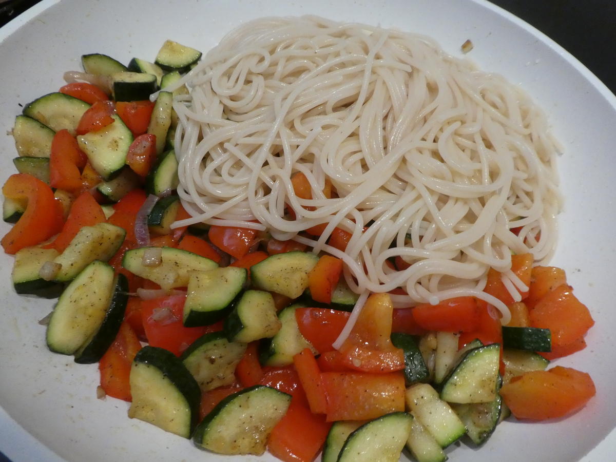Spaghetti mit Gemüse-Cashew-Erdnuss-Rahmsauce - Rezept - Bild Nr. 13995
