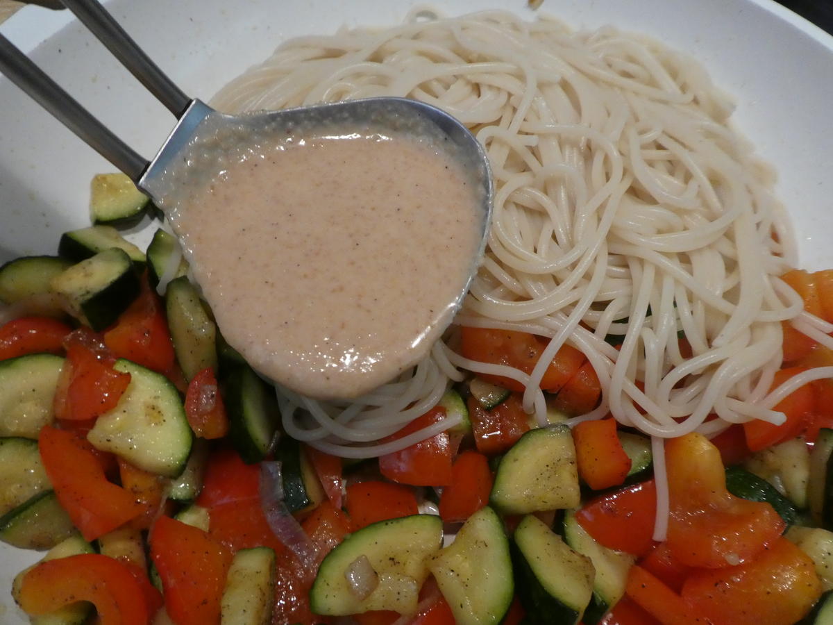 Spaghetti mit Gemüse-Cashew-Erdnuss-Rahmsauce - Rezept - Bild Nr. 13996